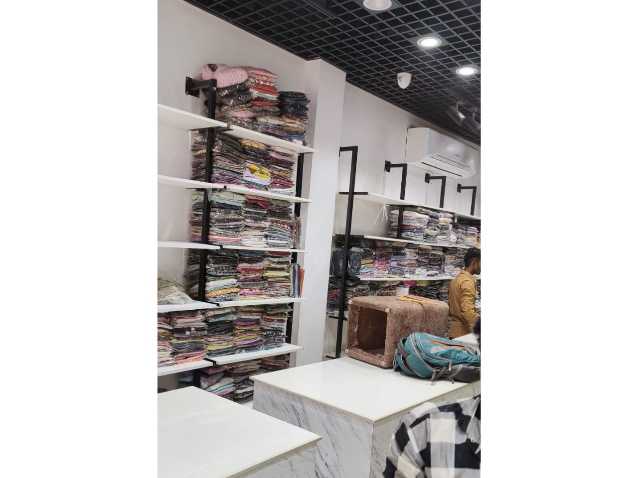 609448022_Garment Display Store.jpg